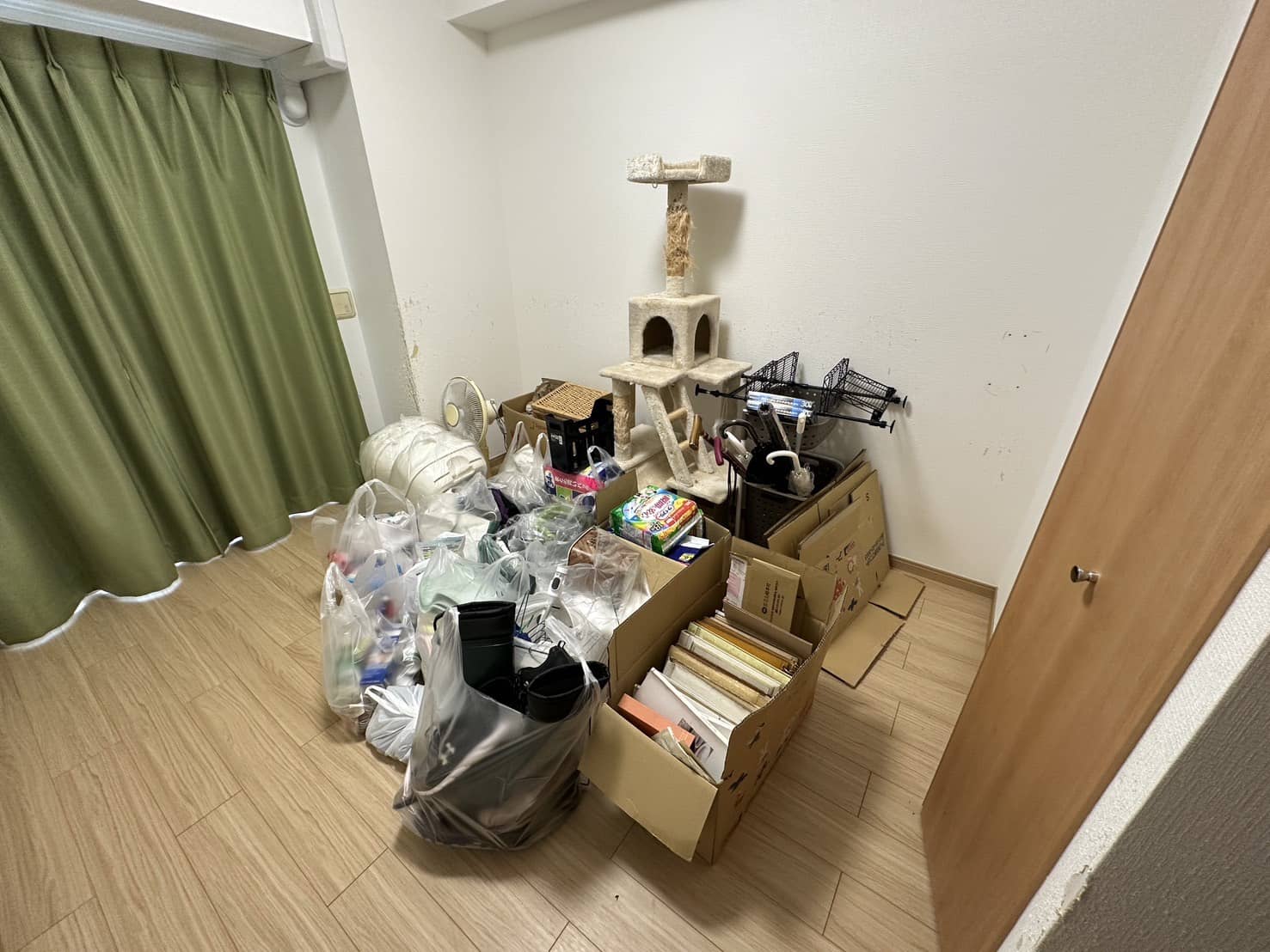 杉並区<br />
<b>Warning</b>:  Undefined variable $area_name in <b>/home/enyranking/huyouhinkaisyuu-suginami.com/public_html/wp-content/themes/swell_child/inc/area-content.php</b> on line <b>991</b><br />
回収実績：高円寺北のエレベーターなし4階アパートから大量の古着・レコードを搬出